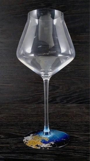 Perla wine glass with a gradient blue gold leaf base