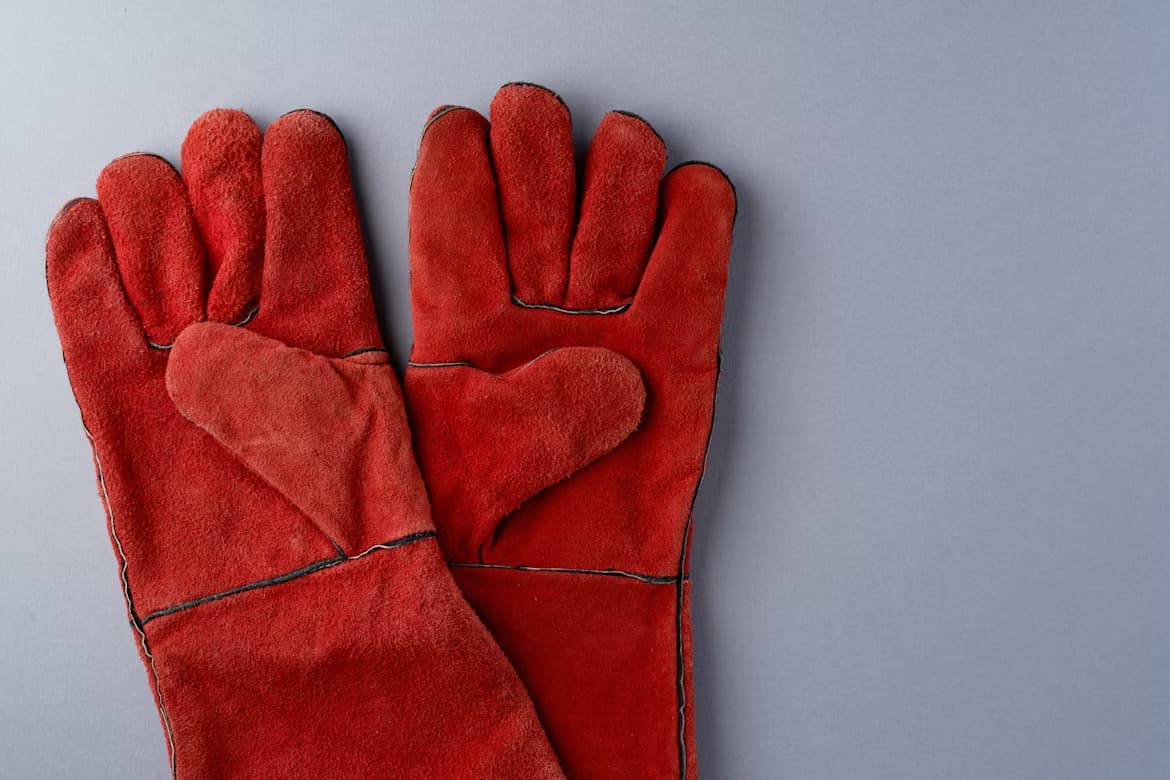 Japanese Winter Gloves: Wool vs Deer Leather vs Cashmere — Which Is Warmest and Most Durable?