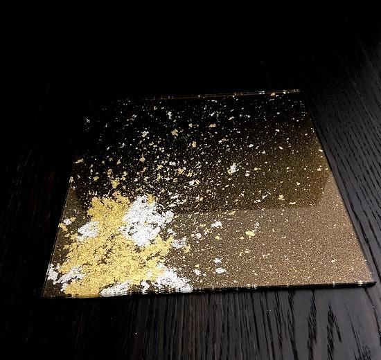 Jet black nashiji gold glass plate, angled view