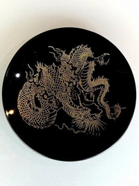 Modern Japan Craftsの漆黒の背景に金色の龍が描かれた丸い平皿