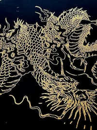 Modern Japan Craftsの漆黒のプレートに描かれた繊細な金色の龍の模様