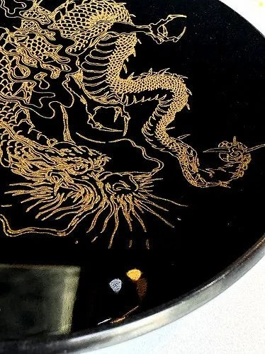 Modern Japan Craftsの漆黒の平皿に金色の龍が描かれた伝統的な和風プレート