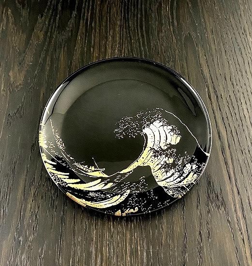 Japanese lacquer glass flat plate with Hokusai-inspired wave on jet black