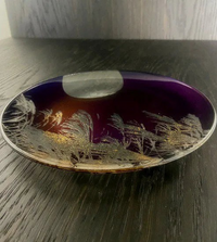 Modern Japan CraftsのMajossianブルーSusuki平皿。深い紫と琥珀色のグラデーションにススキの模様が描かれた美しいガラスプレート。