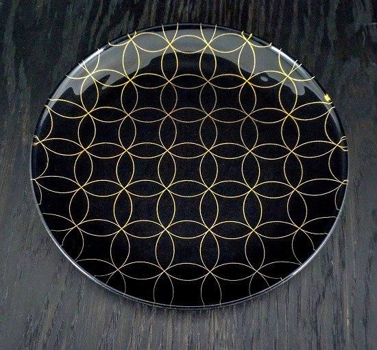 Japanese lacquer glass flat plate with Shippo seven-treasures gold pattern on jet black
