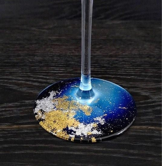 Close-up of the gradient blue gold leaf base