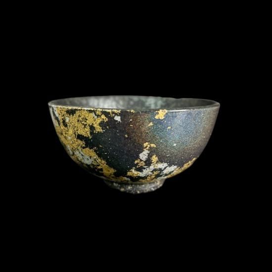 Majo blue lacquered ceramic rice bowl with gold leaf, side view