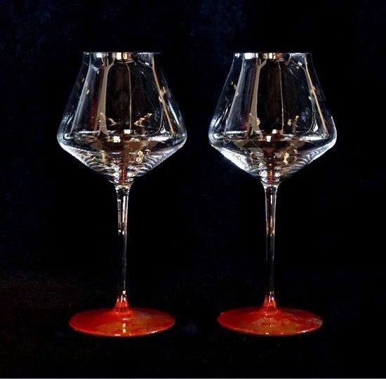 Pair of Perla wine glasses with vermilion gold leaf bases