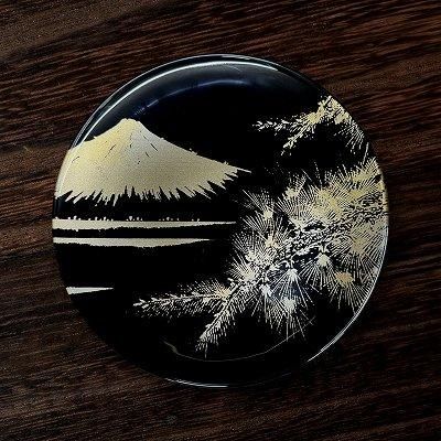 Jet black plate with a golden Mount Fuji and pine tree makie design, top view