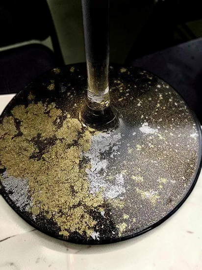 Modern Japan CraftsのPerlaワイングラス。梨地仕上げの漆黒に金箔と銀箔が施された華やかな台座のクローズアップ。