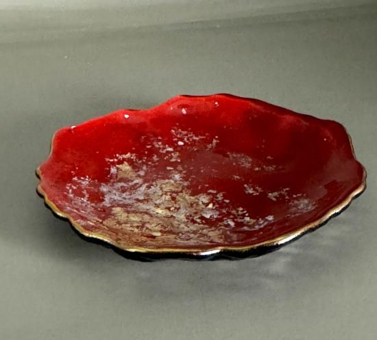 Vermilion gold leaf rim plate, angled view