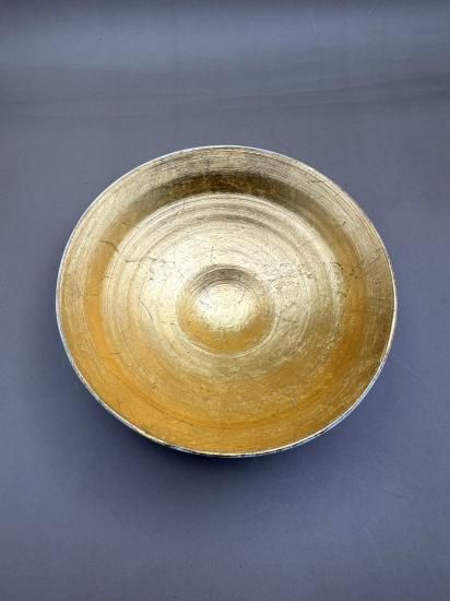 Mino ware matcha bowl with gold leaf interior, top view of the interior