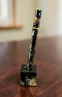 Modern Japan Craftsの金銀粉を散りばめた黒漆塗りの高級ボールペンと専用スタンド