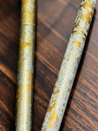 Modern Japan Craftsの金と銀の粉で装飾された伝統的な漆塗りのボールペン