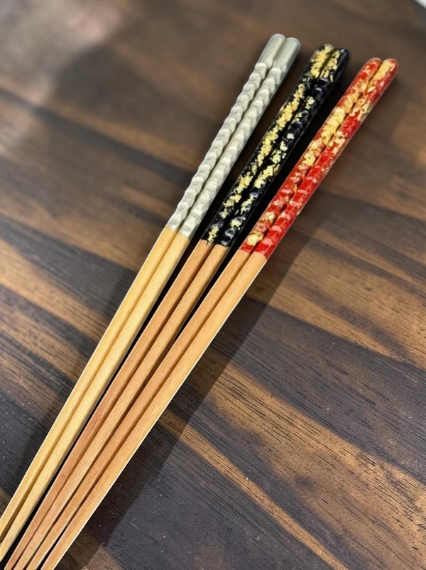 Modern Japan Craftsの漆塗りロング箸。白、黒、赤の金箔装飾が施された木製の伝統的な和風箸セット。