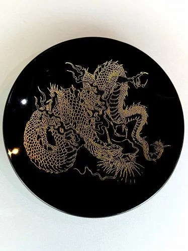 Modern Japan Craftsのジェットブラックの平皿。中央に精巧な金色の龍が描かれた、手仕上げの美しい和食器。