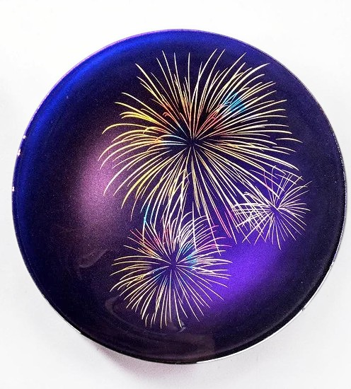 Modern Japan CraftsのMajoblue花火柄平皿。深い青の漆塗りに手描きの蒔絵で花火が描かれた、食洗機対応のモダンなガラスプレート。