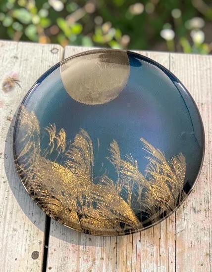 Modern Japan CraftsのMajossian Blueガラス製平皿。蒔絵技法で描かれた金色のススキ模様と月が特徴的。