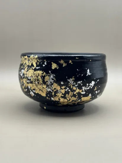 Modern Japan Craftsの美濃焼抹茶碗。漆黒の漆仕上げに金箔が散りばめられた、手作り陶器の茶道具。