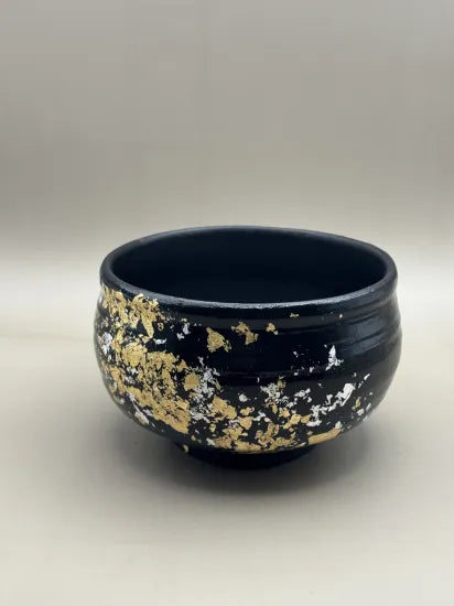 Modern Japan Craftsの美濃焼抹茶碗。漆黒の漆仕上げに金箔と銀箔が散りばめられた手作りの陶器。
