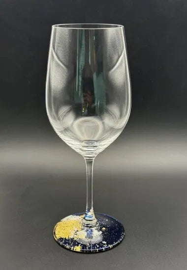 Modern Japan Craftsの溜塗と金箔を施したエレガントな日本酒用グラス。青い溜塗の台座に金箔が輝く洗練されたデザイン